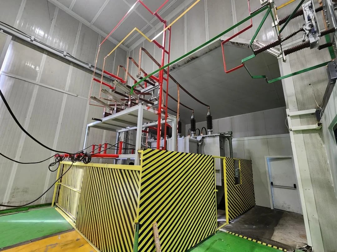 Indoor switchgear facility with safety-marked transformer housing